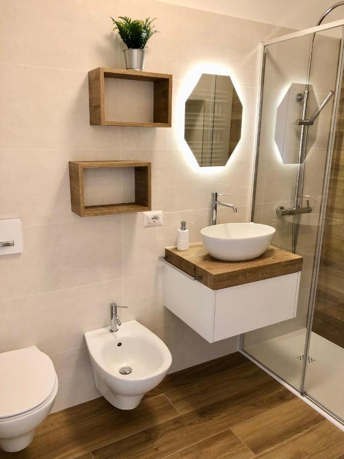 מאלצ'סינה Lake View Sottodossi Apartment מראה חיצוני תמונה